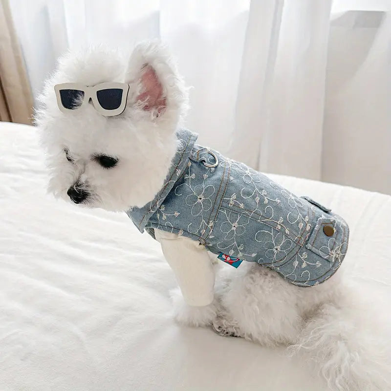 3 Parça Köpekler için Çiçek Nakışlı Kot Ceket, Beyaz Yüksek Yaka T-Shirt ve Gözlük