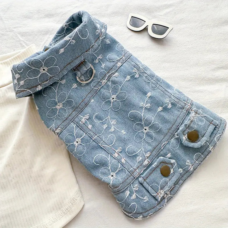 3 Parça Köpekler için Çiçek Nakışlı Kot Ceket, Beyaz Yüksek Yaka T-Shirt ve Gözlük